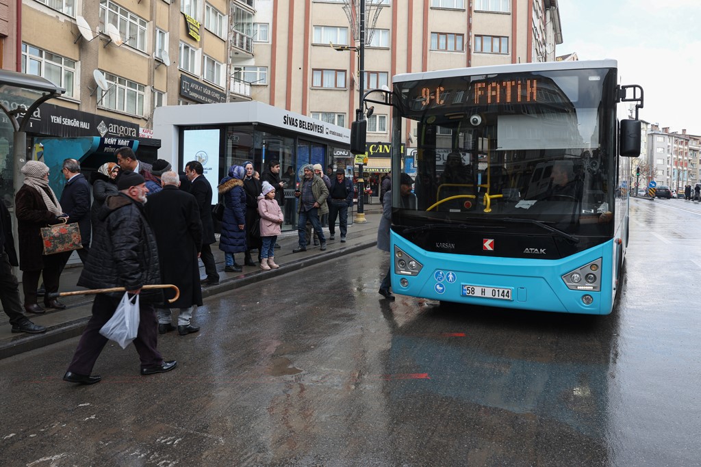 Sivas’ta yeni akıllı ve kapalı duraklar hizmete sunuldu
