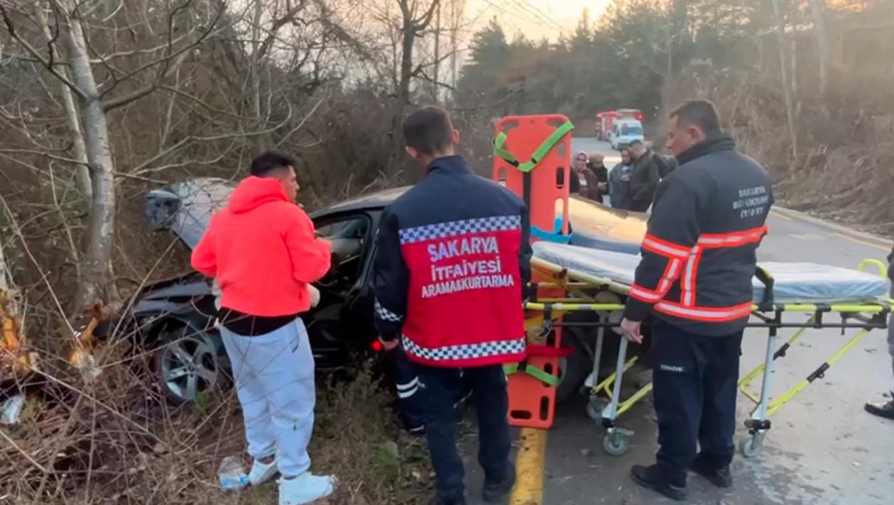 Yabancı uyruklu şahısların içinde bulunduğu otomobil ağaca çarptı: 1 yaralı
