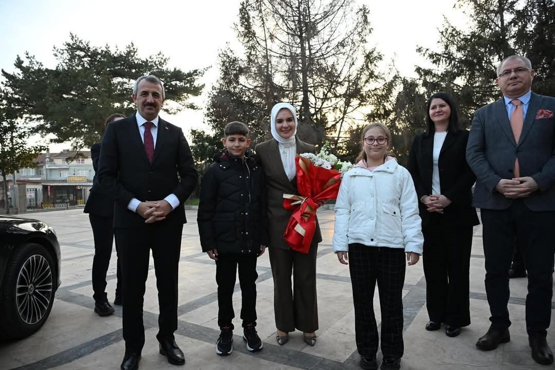 Bakan Göktaş, şehit ailesine Kuran-ı Kerim ve Türk bayrağı hediye etti
