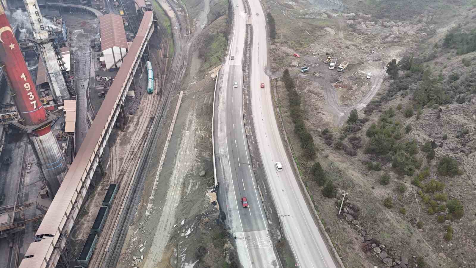 Heyelan sonrası çöken karayolu ve demiryolu 6 ay sonra tamamladı
