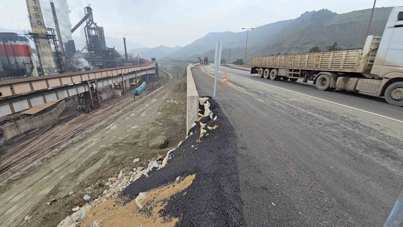 Heyelan sonrası çöken karayolu ve demiryolu 6 ay sonra tamamladı
