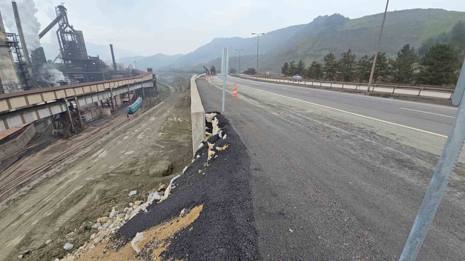 Heyelan sonrası çöken karayolu ve demiryolu 6 ay sonra tamamladı
