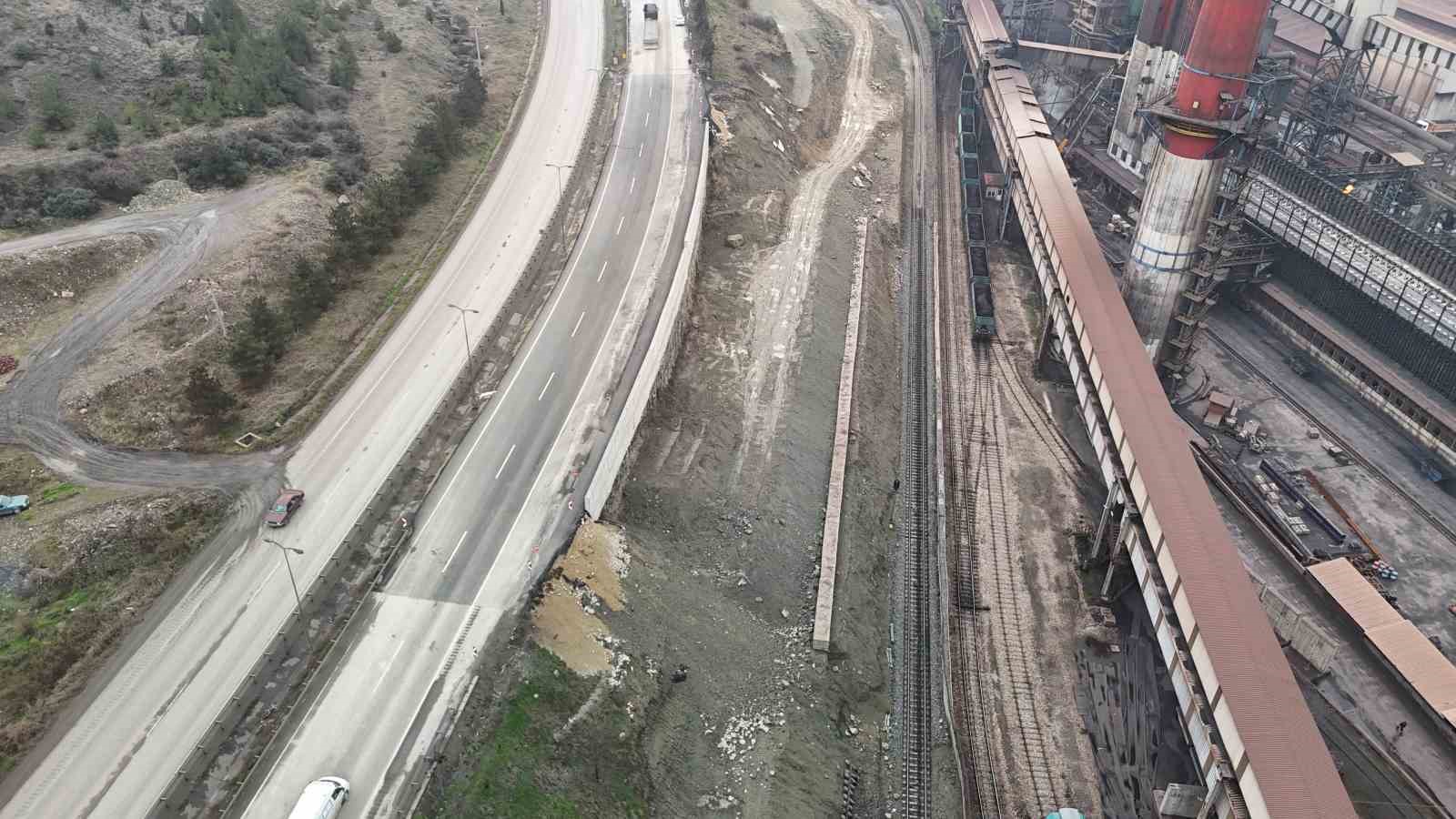 Heyelan sonrası çöken karayolu ve demiryolu 6 ay sonra tamamladı
