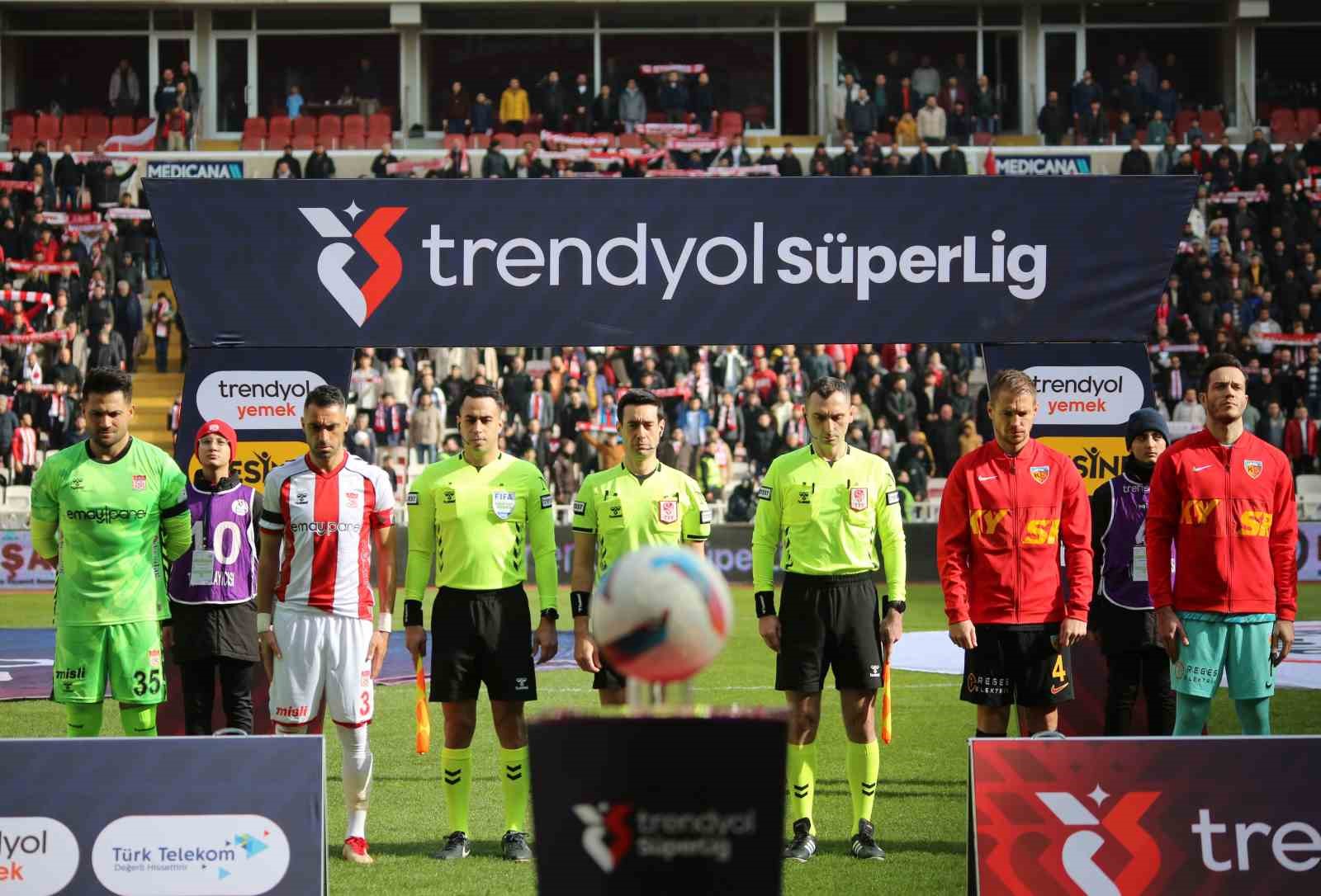 Trendyol Süper Lig: Sivasspor: 3 - Kayserispor: 0 (İlk yarı)
