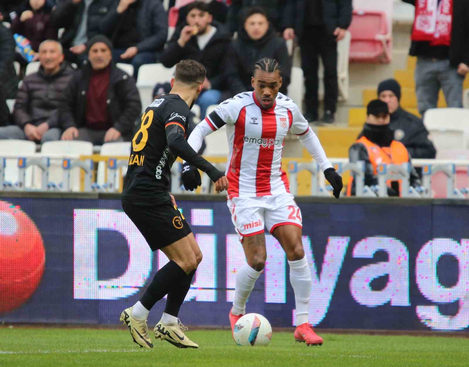 Trendyol Süper Lig: Sivasspor: 3 - Kayserispor: 0 (İlk yarı)
