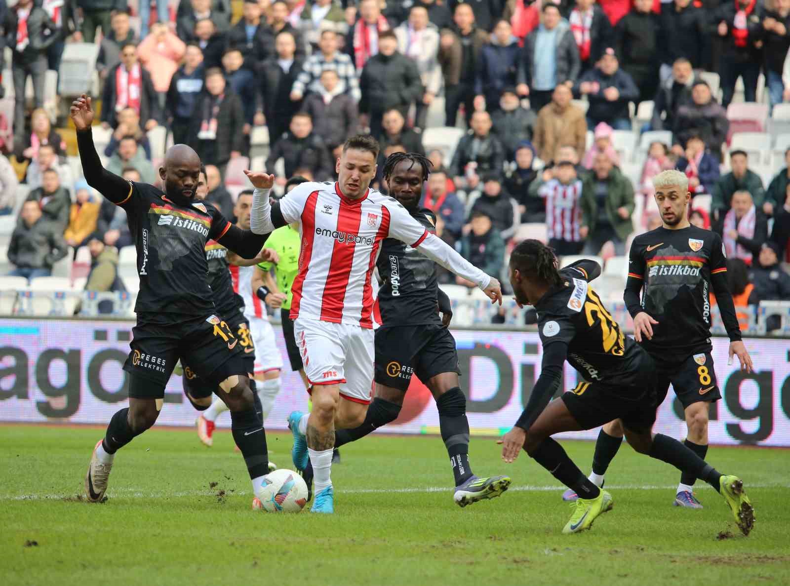 Trendyol Süper Lig: Sivasspor: 3 - Kayserispor: 0 (İlk yarı)
