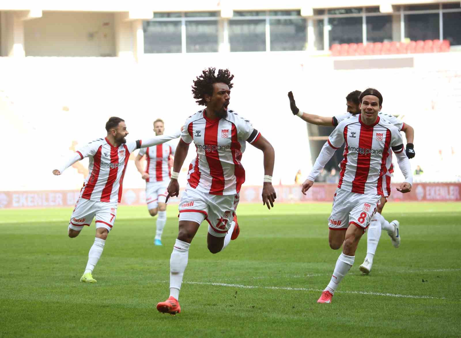 Trendyol Süper Lig: Sivasspor: 3 - Kayserispor: 0 (İlk yarı)
