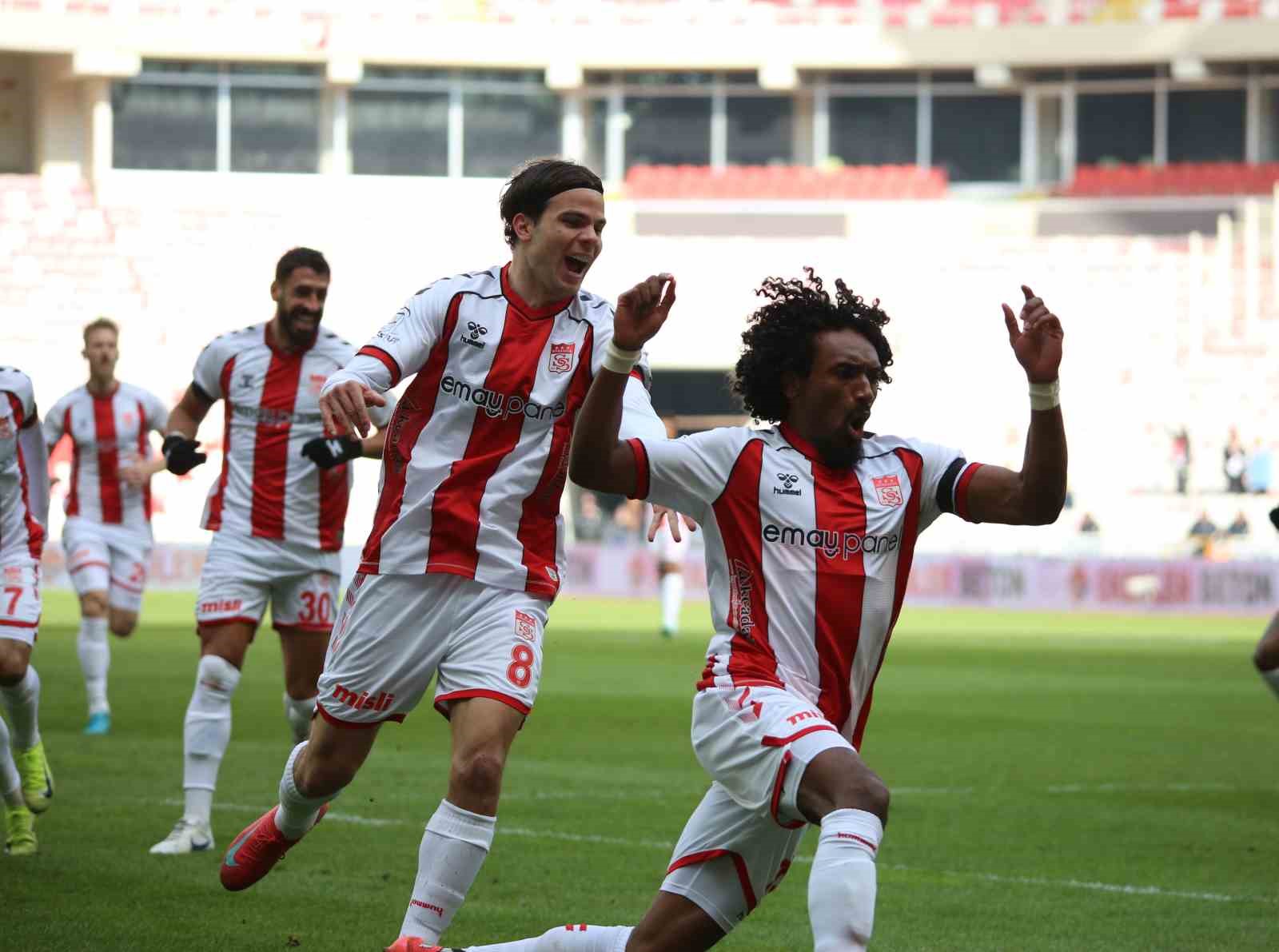 Trendyol Süper Lig: Sivasspor: 3 - Kayserispor: 0 (İlk yarı)
