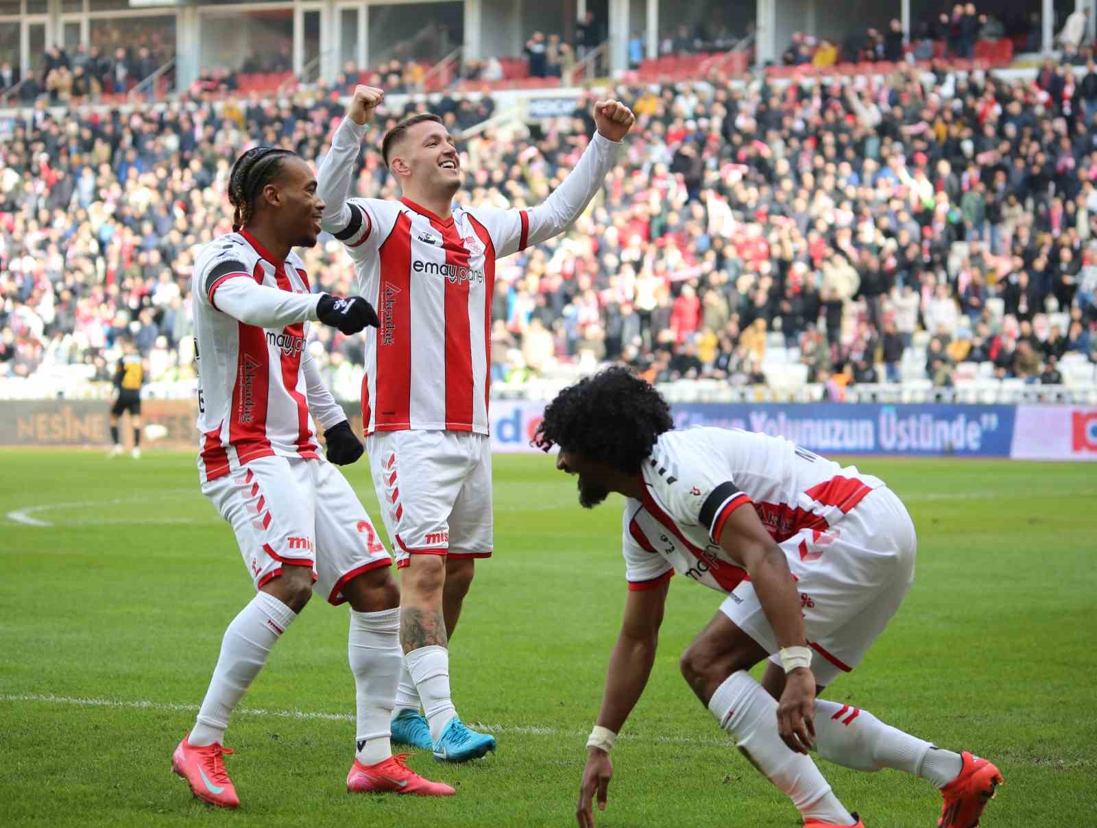 Trendyol Süper Lig: Sivasspor: 3 - Kayserispor: 0 (İlk yarı)
