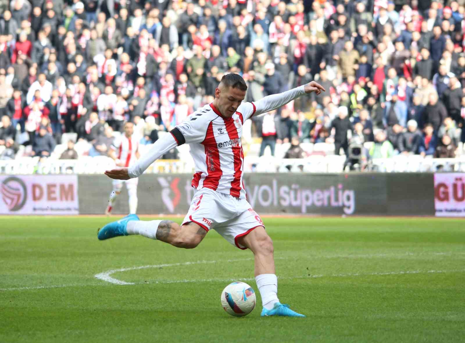 Trendyol Süper Lig: Sivasspor: 3 - Kayserispor: 0 (İlk yarı)
