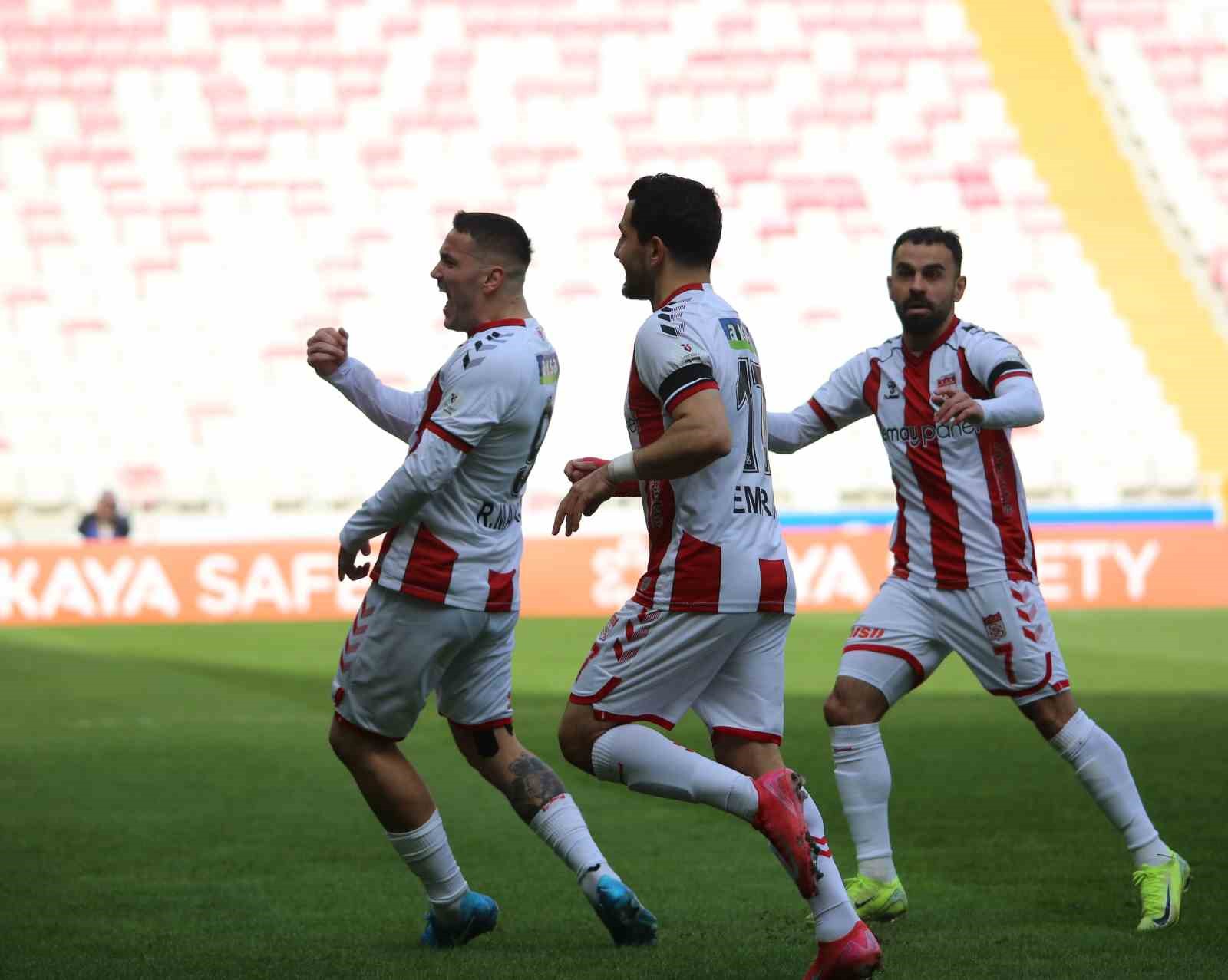 Trendyol Süper Lig: Sivasspor: 3 - Kayserispor: 0 (İlk yarı)
