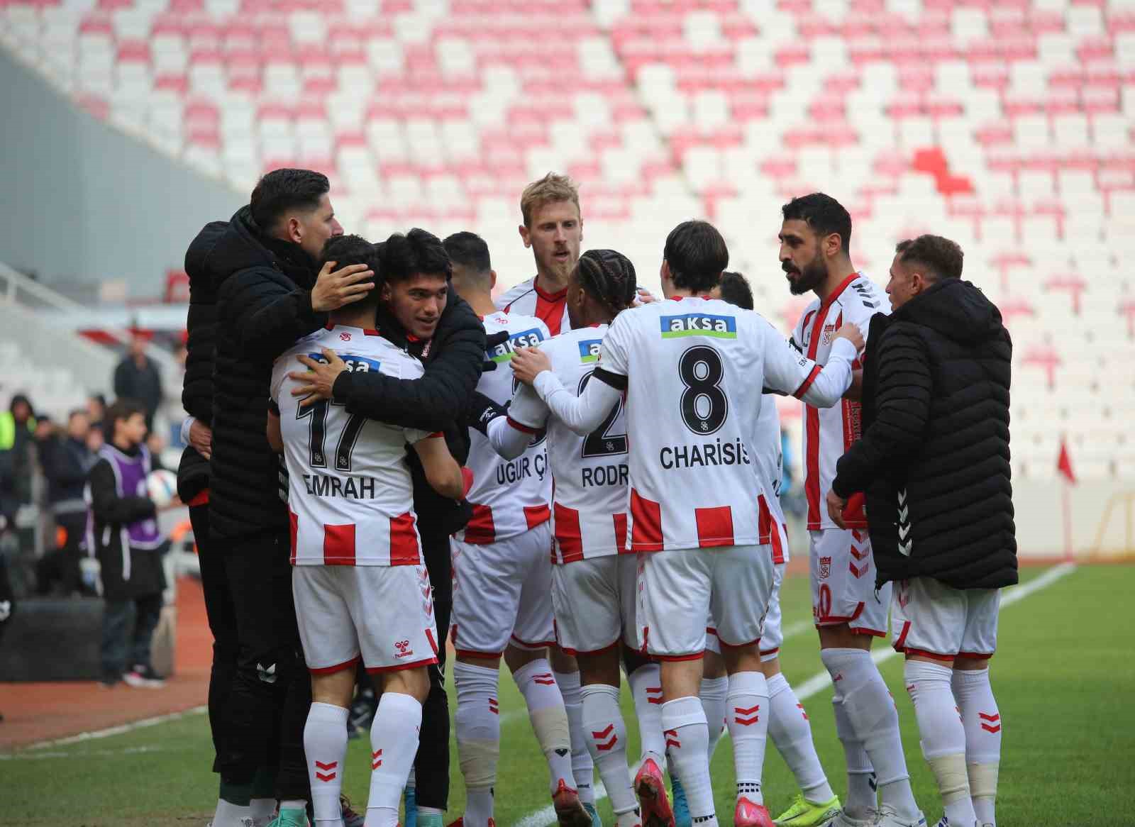 Trendyol Süper Lig: Sivasspor: 3 - Kayserispor: 0 (İlk yarı)
