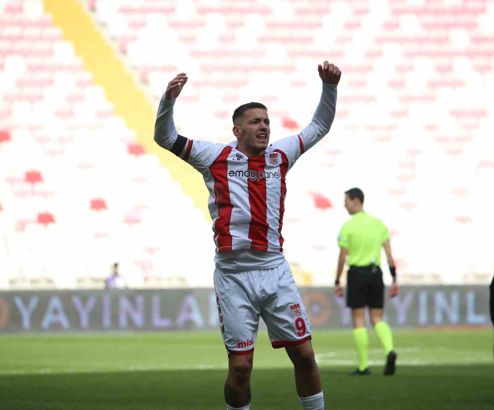 Trendyol Süper Lig: Sivasspor: 3 - Kayserispor: 0 (İlk yarı)
