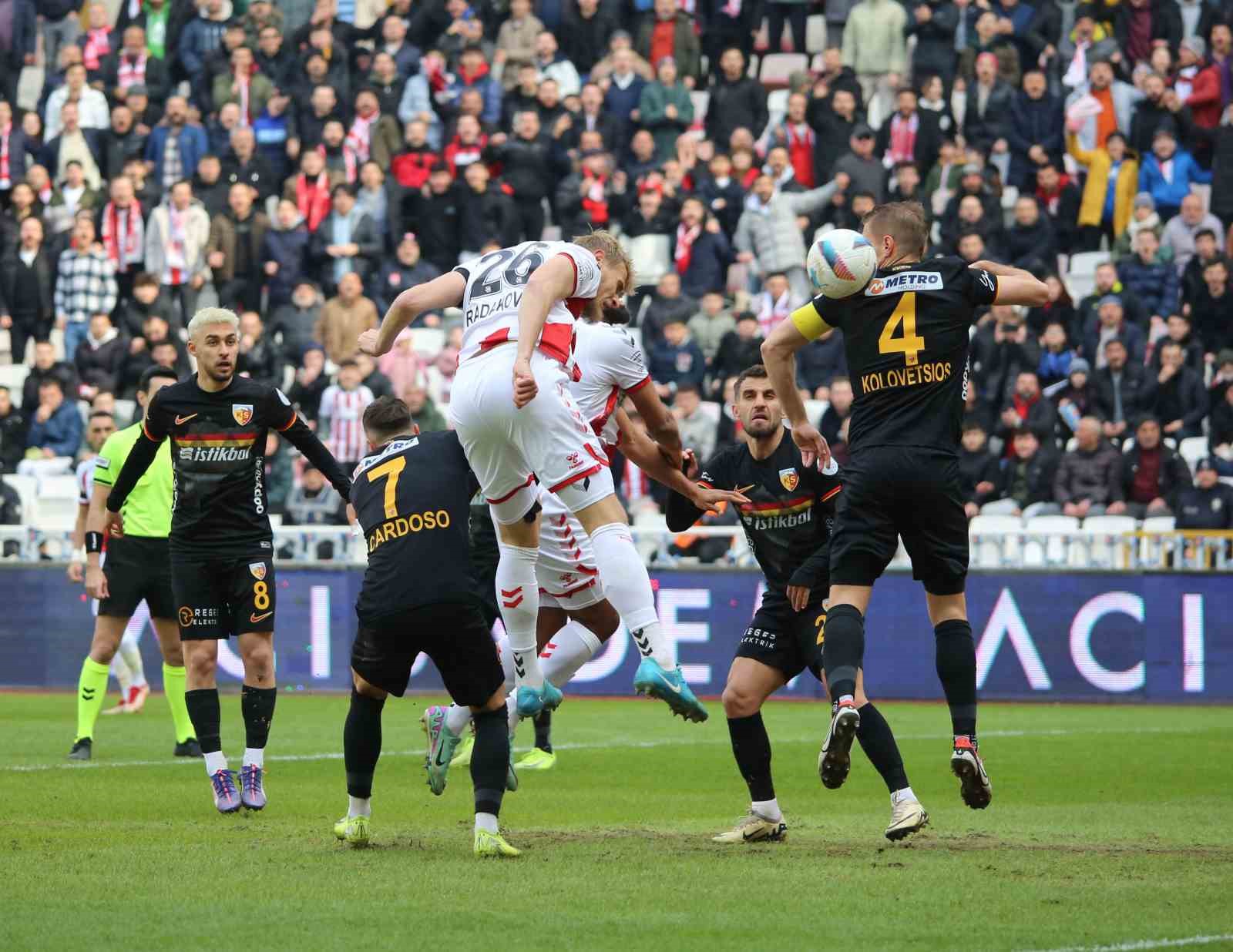 Trendyol Süper Lig: Sivasspor: 3 - Kayserispor: 0 (İlk yarı)
