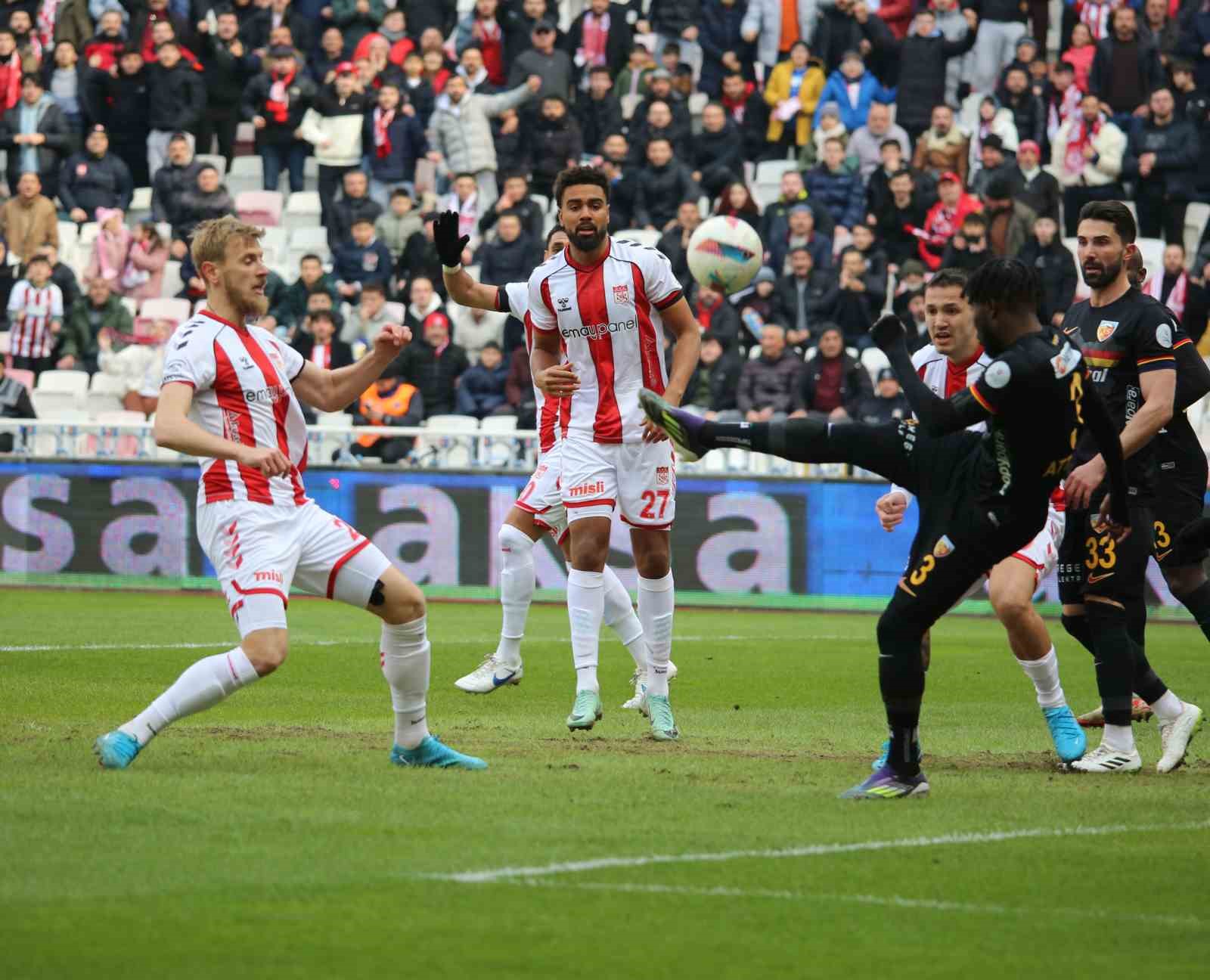 Trendyol Süper Lig: Sivasspor: 3 - Kayserispor: 0 (İlk yarı)
