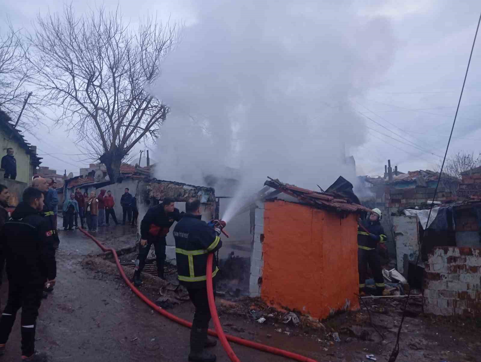 Keşan’da alev alan ev kullanılamaz hale geldi
