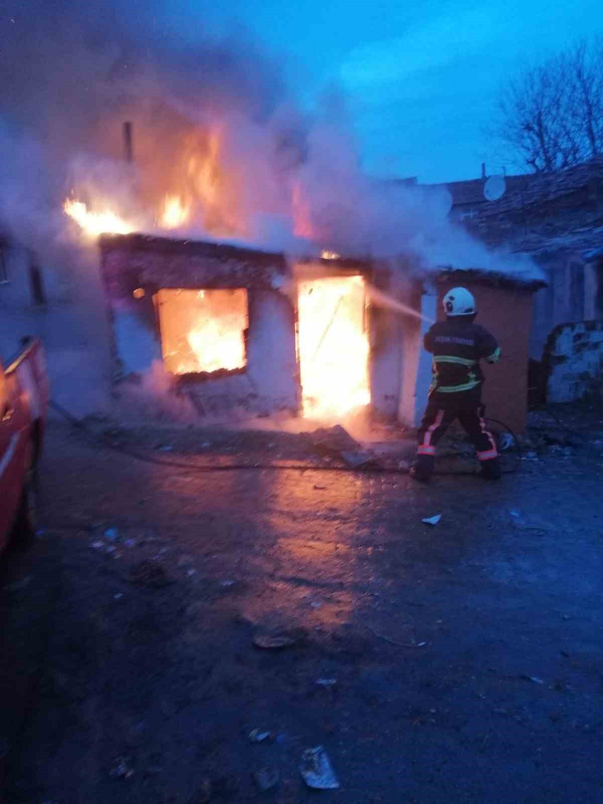 Keşan’da alev alan ev kullanılamaz hale geldi
