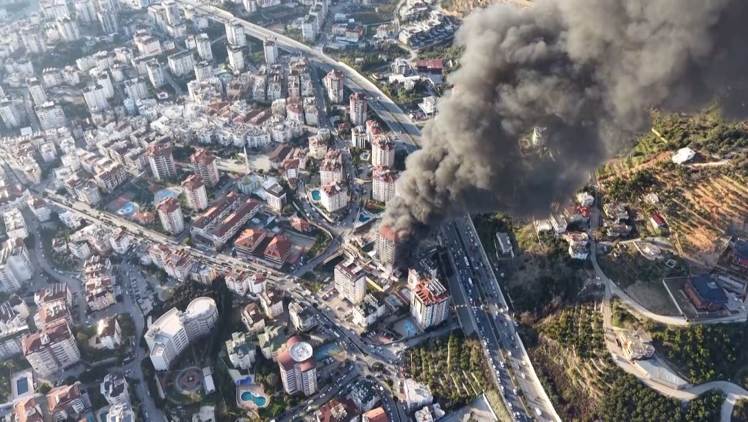 Alanya’daki otel inşaatı yangınının başladığı anlar dron kamerasında
